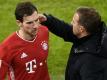 Bayerns Mittelfeldspieler Leon Goretzka (l) und Chef-Trainer Hansi Flick. Foto: Lukas Barth-Tuttas/epa/Pool/dpa