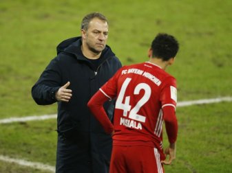 FCB-Trainer Hansi Flick (l) spricht mit Juwel Jamal Musiala. Foto: Leon Kuegeler/Reuters/Pool/dpa FCB-Trainer Hansi Flick (l) spricht mit Juwel Jamal Musiala. Foto: Leon Kuegeler/Reuters/Pool/dpa