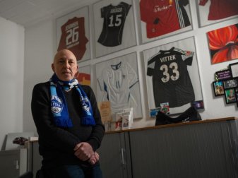 Gilt als Kenner des slowakischen Fußballs: Der mittelfränkische Unternehmer Peter Hammer trägt einen Schal des FC Nitra. Foto: Nicolas Armer/dpa Gilt als Kenner des slowakischen Fußballs: Der mittelfränkische Unternehmer Peter Hammer trägt einen Schal des FC Nitra. Foto: Nicolas Armer/dpa