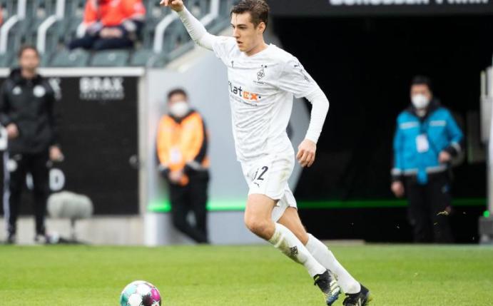 Befürchtet keine Probleme durch die frühzeitige Bekanntgabe des Wechsels von Trainer Marco Rose: Florian Neuhaus spielt den Ball. Foto: Federico Gambarini/dpa-pool/dpa