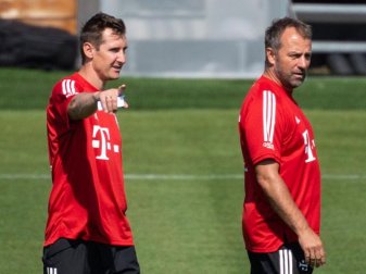 Co-Trainer Miroslav Klose (l) kann Flick ein paar Tipps geben. Er schaut sich immer noch Spiele seines Ex-Clubs Lazio im Fernsehen an. Foto: Sven Hoppe/dpa