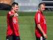 Co-Trainer Miroslav Klose (l) kann Flick ein paar Tipps geben. Er schaut sich immer noch Spiele seines Ex-Clubs Lazio im Fernsehen an. Foto: Sven Hoppe/dpa