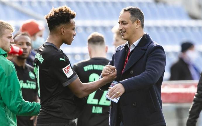 Rachid Azzouzi (r) geht nicht zum FC Schalke 04. Foto: Frank Molter/dpa