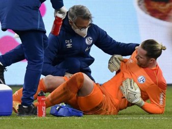 Schalkes Torhüter Ralf Fährmann wird nach seiner Verletzung in der Veltins Arena betreut. Foto: Martin Meissner/Pool AP/dpa Schalkes Torhüter Ralf Fährmann wird nach seiner Verletzung in der Veltins Arena betreut. Foto: Martin Meissner/Pool AP/dpa