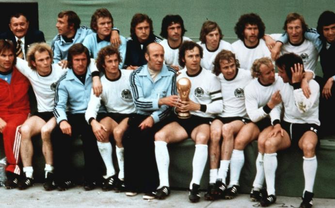 Helmut Schön (M.) gewann 1974 die WM mit Deutschland