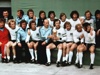 Helmut Schön (M.) gewann 1974 die WM mit Deutschland Helmut Schön (M.) gewann 1974 die WM mit Deutschland