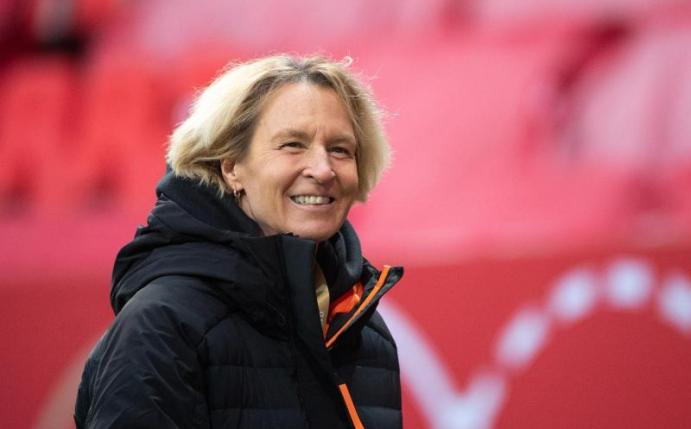 Muss vor dem Spiel gegen die Niederlande Ausfälle im Team kompensieren: Bundestrainerin Martina Voss-Tecklenburg. Foto: Matthias Balk/dpa