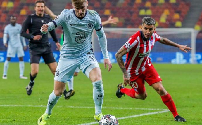 Chelseas Timo Werner (l) behauptet sich am Ball im Zweikampf gegen Angel Correa von Atlético Madrid. Foto: Vadim Ghirda/AP/dpa