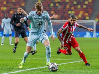 Chelseas Timo Werner (l) behauptet sich am Ball im Zweikampf gegen Angel Correa von Atlético Madrid. Foto: Vadim Ghirda/AP/dpa Chelseas Timo Werner (l) behauptet sich am Ball im Zweikampf gegen Angel Correa von Atlético Madrid. Foto: Vadim Ghirda/AP/dpa