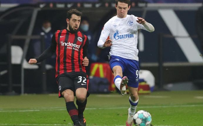 Younes (l.) zeigt sich bei Frankfurt in exzellenter Form