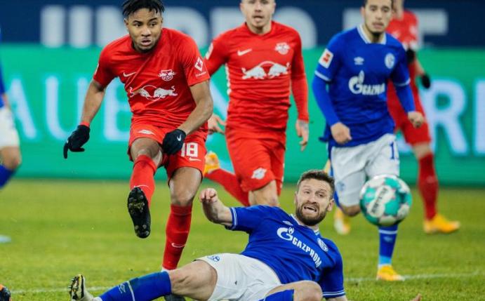 Shkodran Mustafi (u) glaubt noch an den Klassenerhalt des FC Schalke 04. Foto: Rolf Vennenbernd/dpa-Pool/dpa