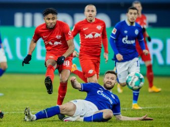 Shkodran Mustafi (u) glaubt noch an den Klassenerhalt des FC Schalke 04. Foto: Rolf Vennenbernd/dpa-Pool/dpa Shkodran Mustafi (u) glaubt noch an den Klassenerhalt des FC Schalke 04. Foto: Rolf Vennenbernd/dpa-Pool/dpa