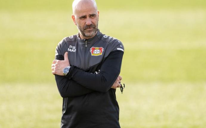 Trainer Peter Bosz braucht mit Bayer Leverkusen einen Sieg, der sollte dann aber auch auf jeden Fall reichen. Foto: Marius Becker/dpa