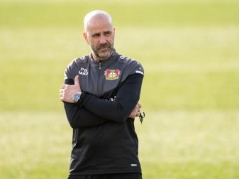 Trainer Peter Bosz braucht mit Bayer Leverkusen einen Sieg, der sollte dann aber auch auf jeden Fall reichen. Foto: Marius Becker/dpa Trainer Peter Bosz braucht mit Bayer Leverkusen einen Sieg, der sollte dann aber auch auf jeden Fall reichen. Foto: Marius Becker/dpa