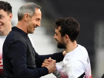 Frankfurts Trainer Adi Hütter lobt nach dem Spiel Mittelfeldspieler Amin Younes. Foto: Arne Dedert/dpa Frankfurts Trainer Adi Hütter lobt nach dem Spiel Mittelfeldspieler Amin Younes. Foto: Arne Dedert/dpa