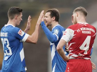 Beim Spiel gegen Darmstadt 98 im Dezember 2020 konnten die Würzburger Kickers nur 14 spielberechtigte Profis aufbieten. Foto: Thomas Frey/dpa Beim Spiel gegen Darmstadt 98 im Dezember 2020 konnten die Würzburger Kickers nur 14 spielberechtigte Profis aufbieten. Foto: Thomas Frey/dpa