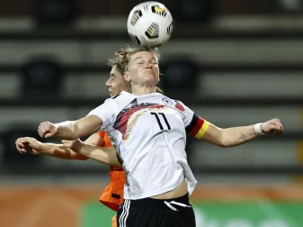 Die Niederländerin Aniek Nouwen (hinten) verliert das Kopfball-Duell gegen Alexandra Popp. Foto: Maurice Van Steen/ANP/dpa Die Niederländerin Aniek Nouwen (hinten) verliert das Kopfball-Duell gegen Alexandra Popp. Foto: Maurice Van Steen/ANP/dpa