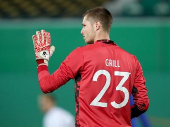 Ist gegen Bern in der Europa League nicht dabei, weil er nicht mehr gemeldet ist: Bayer Leverkusens Torwart Lennart Grill. Foto: Daniel Karmann/dpa Ist gegen Bern in der Europa League nicht dabei, weil er nicht mehr gemeldet ist: Bayer Leverkusens Torwart Lennart Grill. Foto: Daniel Karmann/dpa