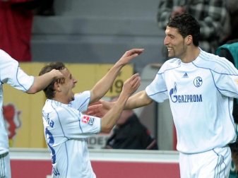 Spielten noch zu erfolgreicheren Zeiten gemeinsam auf Schalke: Rafinha (M) jubeln mit Kevin Kuranyi (r). Foto: picture alliance / dpa Spielten noch zu erfolgreicheren Zeiten gemeinsam auf Schalke: Rafinha (M) jubeln mit Kevin Kuranyi (r). Foto: picture alliance / dpa