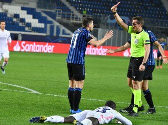 Italien: Schiedsrichter Stieler steht in der Kritik Italien: Schiedsrichter Stieler steht in der Kritik