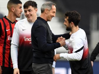 Hat mit seinen Spielern momentan viel Grund zur Freude: Eintracht-Coach Adi Hütter. Foto: Arne Dedert/dpa Hat mit seinen Spielern momentan viel Grund zur Freude: Eintracht-Coach Adi Hütter. Foto: Arne Dedert/dpa