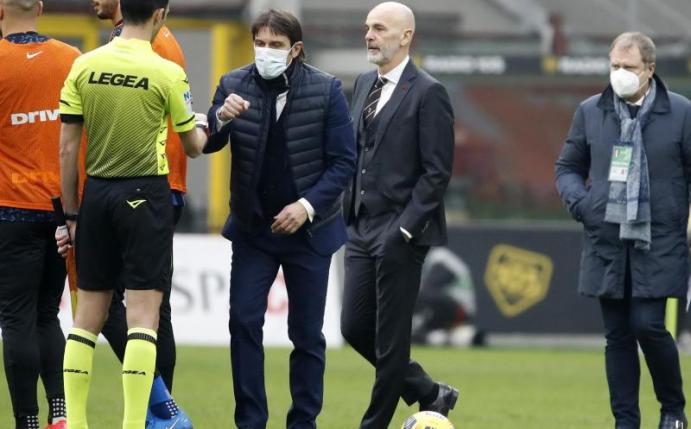 Muss mit seinem Team wegen mehrerer Corona-Fällen in Isolation: Inter-Coach Antonio Conte (3.v.r). Foto: Antonio Calanni/AP/dpa