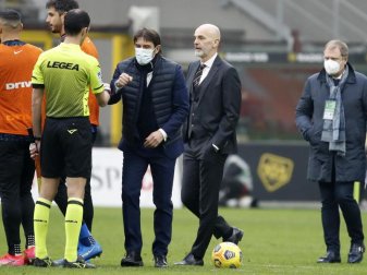 Muss mit seinem Team wegen mehrerer Corona-Fällen in Isolation: Inter-Coach Antonio Conte (3.v.r). Foto: Antonio Calanni/AP/dpa Muss mit seinem Team wegen mehrerer Corona-Fällen in Isolation: Inter-Coach Antonio Conte (3.v.r). Foto: Antonio Calanni/AP/dpa