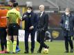 Muss mit seinem Team wegen mehrerer Corona-Fällen in Isolation: Inter-Coach Antonio Conte (3.v.r). Foto: Antonio Calanni/AP/dpa