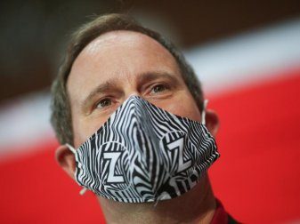 St. Paulis Präsident Oke Göttlich warnt vor den Folgen einer Corona-Erkrankung. Foto: Selim Sudheimer/dpa