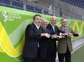 Das Präsidium des OK für die Fußball-WM 2006(l-r): Vizepräsident Wolfgang Niersbach, Vizepräsident Theo Zwanziger, Präsident Franz Beckenbauer und der 1. Vizepräsident Horst R. Schmidt. Foto: Kunz/Fotoagentur Kunz/dpa Das Präsidium des OK für die Fußball-WM 2006(l-r): Vizepräsident Wolfgang Niersbach, Vizepräsident Theo Zwanziger, Präsident Franz Beckenbauer und der 1. Vizepräsident Horst R. Schmidt. Foto: Kunz/Fotoagentur Kunz/dpa
