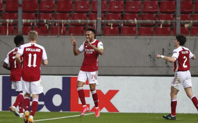 Pierre-Emerick Aubameyang (M) vom FC Arsenal feiert mit seinen Teamkollegen den Führungstreffer. Foto: Thanassis Stavrakis/AP/dpa