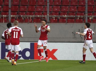 Pierre-Emerick Aubameyang (M) vom FC Arsenal feiert mit seinen Teamkollegen den Führungstreffer. Foto: Thanassis Stavrakis/AP/dpa Pierre-Emerick Aubameyang (M) vom FC Arsenal feiert mit seinen Teamkollegen den Führungstreffer. Foto: Thanassis Stavrakis/AP/dpa
