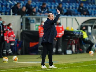 Kann das Europa-Aus nicht verhindern: Hoffenheims Trainer Sebastian Hoeneß gestikuliert an der Seitenlinie. Foto: Uwe Anspach/dpa Pool/dpa Kann das Europa-Aus nicht verhindern: Hoffenheims Trainer Sebastian Hoeneß gestikuliert an der Seitenlinie. Foto: Uwe Anspach/dpa Pool/dpa