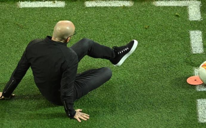 Leverkusens Cheftrainer Peter Bosz ist nach dm Europa-League-Aus endgültig auf dem Boden der Tatsachen angekommen. Foto: Ina Fassbender/AFP POOL/dpa
