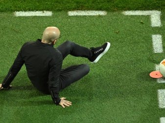 Leverkusens Cheftrainer Peter Bosz ist nach dm Europa-League-Aus endgültig auf dem Boden der Tatsachen angekommen. Foto: Ina Fassbender/AFP POOL/dpa Leverkusens Cheftrainer Peter Bosz ist nach dm Europa-League-Aus endgültig auf dem Boden der Tatsachen angekommen. Foto: Ina Fassbender/AFP POOL/dpa