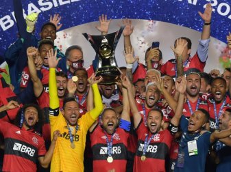 Diego streckt die Trophäe in die Höhe Diego streckt die Trophäe in die Höhe