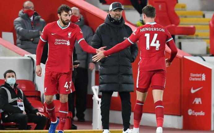 Liverpools Trainer Jürgen Klopp (M) muss länger auf seinen Kapitän Jordan Henderson (r) verzichten. Foto: Paul Ellis/PA Wire/dpa