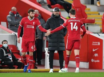 Liverpools Trainer Jürgen Klopp (M) muss länger auf seinen Kapitän Jordan Henderson (r) verzichten. Foto: Paul Ellis/PA Wire/dpa Liverpools Trainer Jürgen Klopp (M) muss länger auf seinen Kapitän Jordan Henderson (r) verzichten. Foto: Paul Ellis/PA Wire/dpa