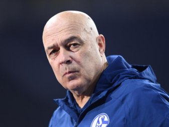 Hat mit Personalsorgen zu kämpfen: Schalke-Coach Christian Gross. Foto: Annegret Hilse/Pool via REUTERS/dpa Hat mit Personalsorgen zu kämpfen: Schalke-Coach Christian Gross. Foto: Annegret Hilse/Pool via REUTERS/dpa