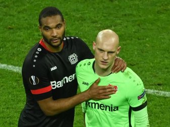 Leverkusens Jonathan Tah (l) und Niklas Lomb nach dem Aus gegen Bern. Foto: Ina Fassbender/AFP POOL/dpa Leverkusens Jonathan Tah (l) und Niklas Lomb nach dem Aus gegen Bern. Foto: Ina Fassbender/AFP POOL/dpa