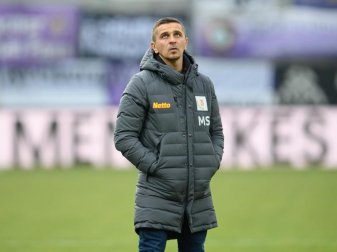 Musste sich in häusliche Isolation begeben und fehlt im Spiel gegen SC Paderborn: Regensburgs Trainer Mersad Selimbegovic. Foto: Robert Michael/dpa-Zentralbild/dpa Musste sich in häusliche Isolation begeben und fehlt im Spiel gegen SC Paderborn: Regensburgs Trainer Mersad Selimbegovic. Foto: Robert Michael/dpa-Zentralbild/dpa
