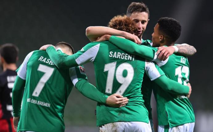 Die Spieler von Werder Bremen feiern den Sieg über Eintracht Frankfurt. Foto: Carmen Jaspersen/dpa