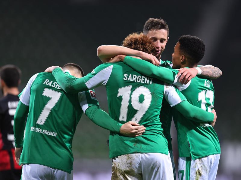 Die Spieler von Werder Bremen feiern den Sieg über Eintracht Frankfurt. Foto: Carmen Jaspersen/dpa