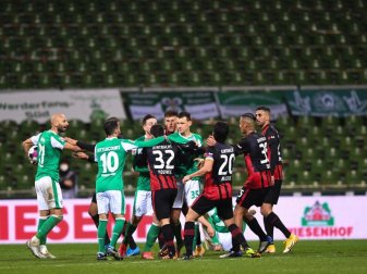 Bereits auf dem Platz sind Spieler von Werder Bremen und Eintracht Frankfurt aneinander geraten. Foto: Carmen Jaspersen/dpa Bereits auf dem Platz sind Spieler von Werder Bremen und Eintracht Frankfurt aneinander geraten. Foto: Carmen Jaspersen/dpa