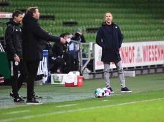 War genervt vom Verhalten von Bremens Trainer Florian Kohfeldt (l): Eintracht-Coach Adi Hütter. Foto: Carmen Jaspersen/dpa War genervt vom Verhalten von Bremens Trainer Florian Kohfeldt (l): Eintracht-Coach Adi Hütter. Foto: Carmen Jaspersen/dpa