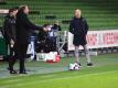 War genervt vom Verhalten von Bremens Trainer Florian Kohfeldt (l): Eintracht-Coach Adi Hütter. Foto: Carmen Jaspersen/dpa