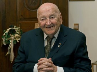 DFB-Ehrenpräsidenten Braun feiert seinen 96. Geburtstag DFB-Ehrenpräsidenten Braun feiert seinen 96. Geburtstag