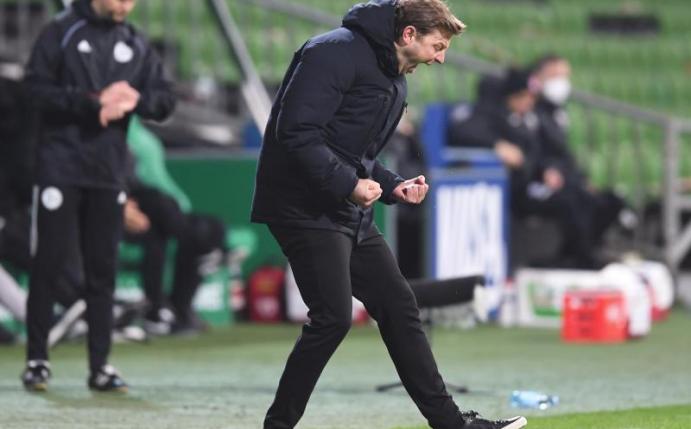 Werder-Coach Florian Kohfeldt jubelt über den Bremer Sieg. Foto: Carmen Jaspersen/dpa