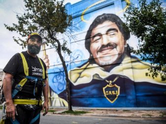Der Künstler Alfredo Segatori steht vor seinem Wandgemälde im Viertel La Boca zu Ehren des «Goldjungen» Maradona. Foto: Fernando Gens/dpa Der Künstler Alfredo Segatori steht vor seinem Wandgemälde im Viertel La Boca zu Ehren des «Goldjungen» Maradona. Foto: Fernando Gens/dpa