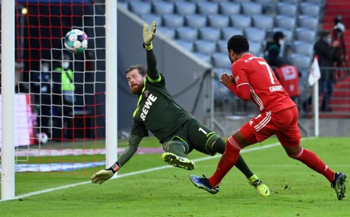 Doppeltorschütze Serge Gnabry (r) erzielt das Tor zum 5:1 gegen Kölns Torwart Timo Horn. Foto: Sven Hoppe/dpa